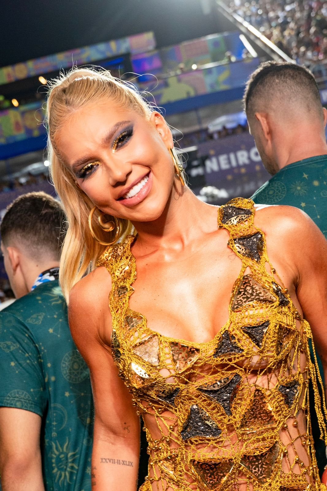 Virginia brilha com carisma no Camarote Aura na Sapucaí