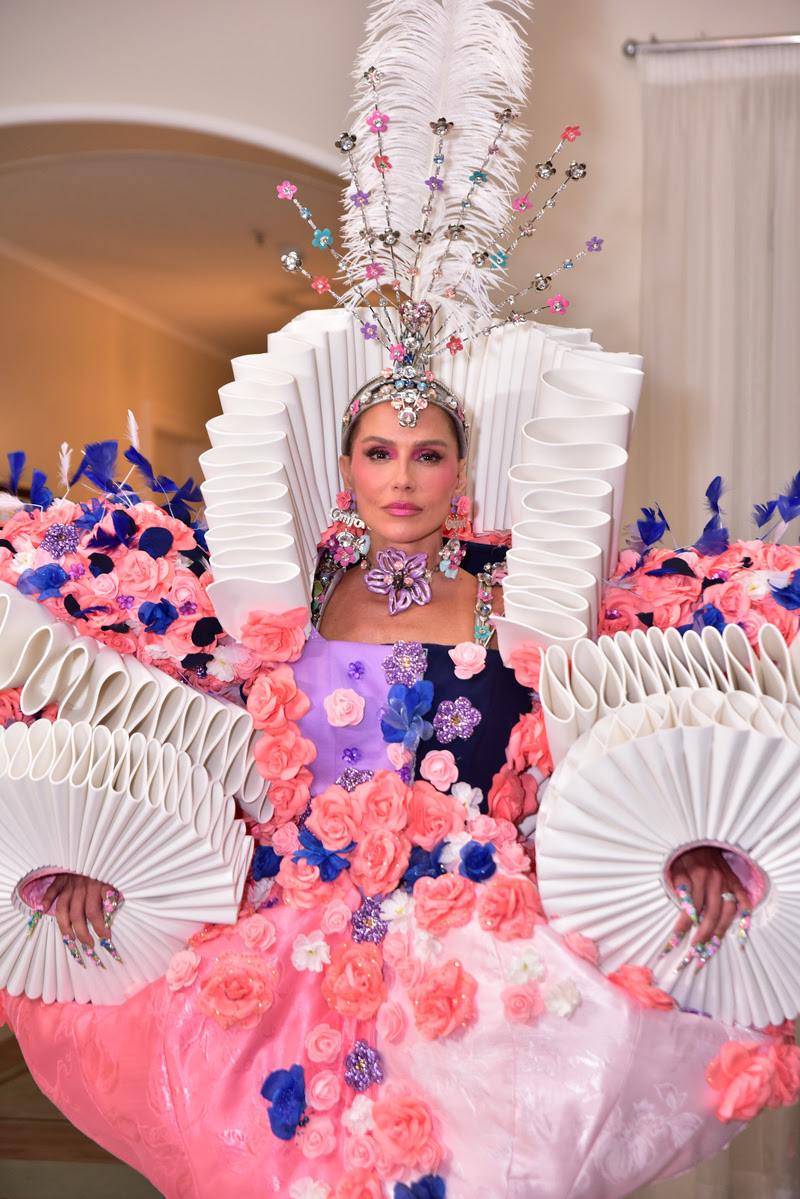 Deborah Secco deixa Copacabana Palace com look de Carnaval
