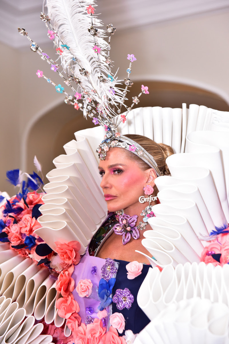 Deborah Secco deixa Copacabana Palace com look de Carnaval