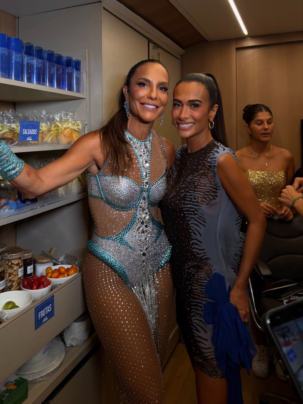 Silvia Braz curte o Carnaval de Salvador no trio de Ivete Sangalo