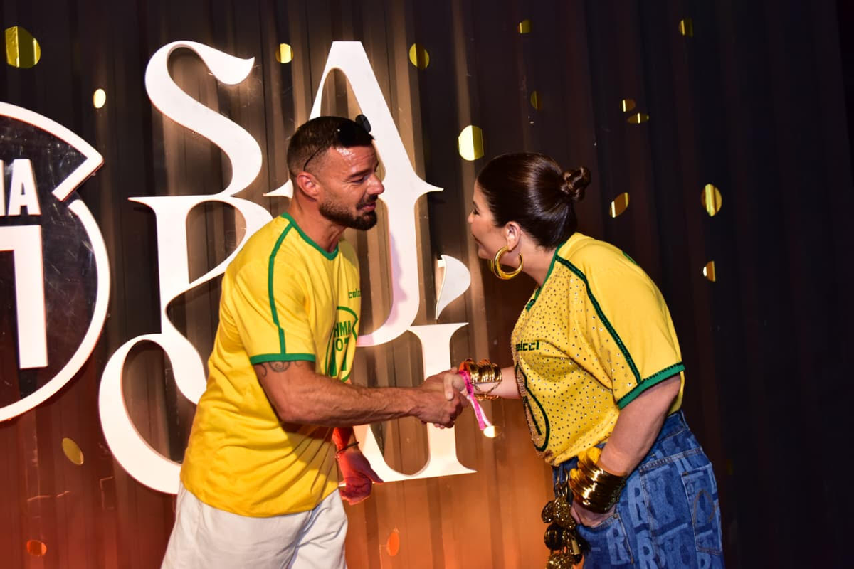 Ricky Martin volta à Sapucaí e curte Camarote Nº1 uma semana após o Super Bowl