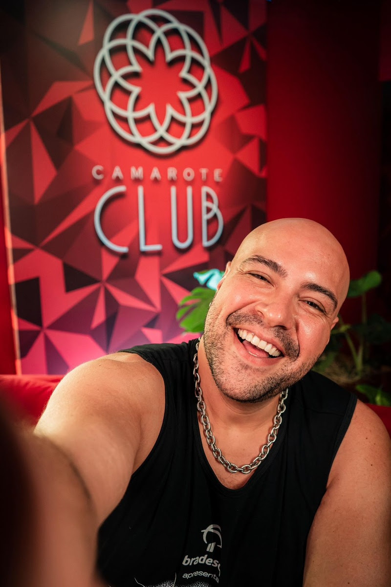 Mariana Ximenes e Tiago Abravanel curtem noite de shows no Camarote Club