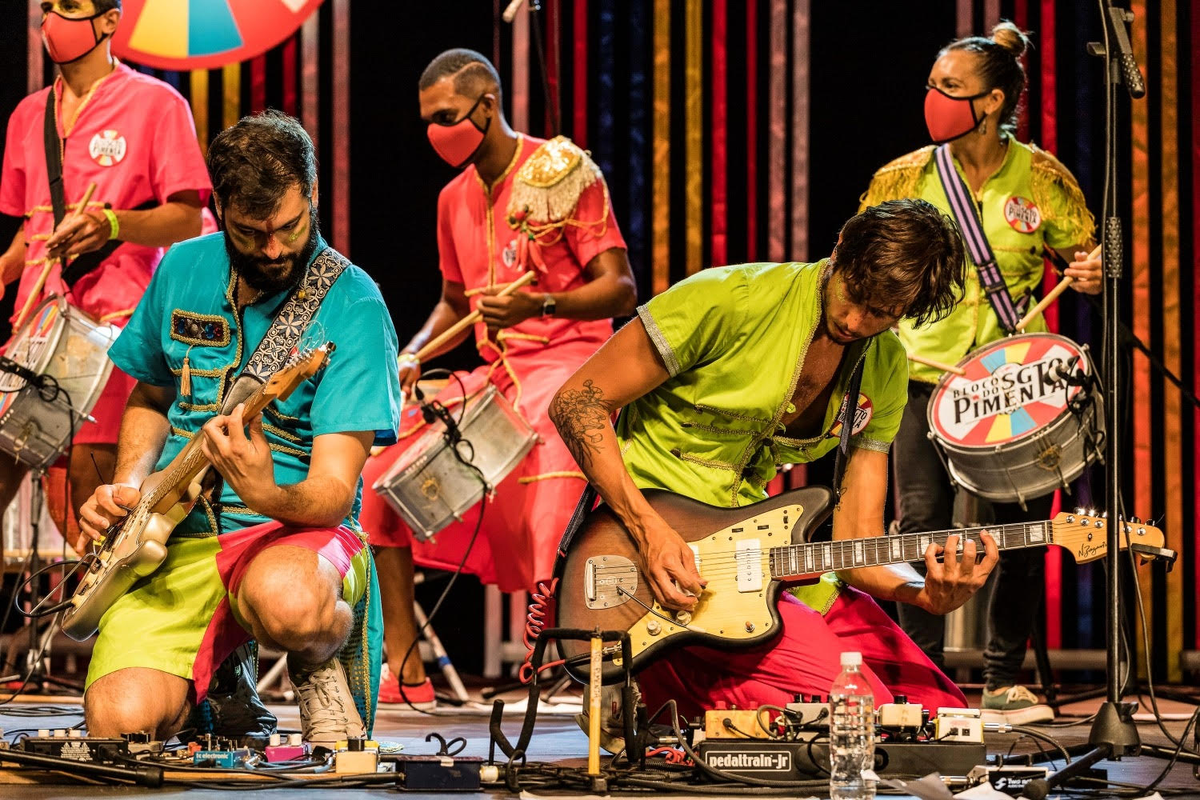 Sargento Pimenta homenageia Beatles e Cássia Eller no Rio
