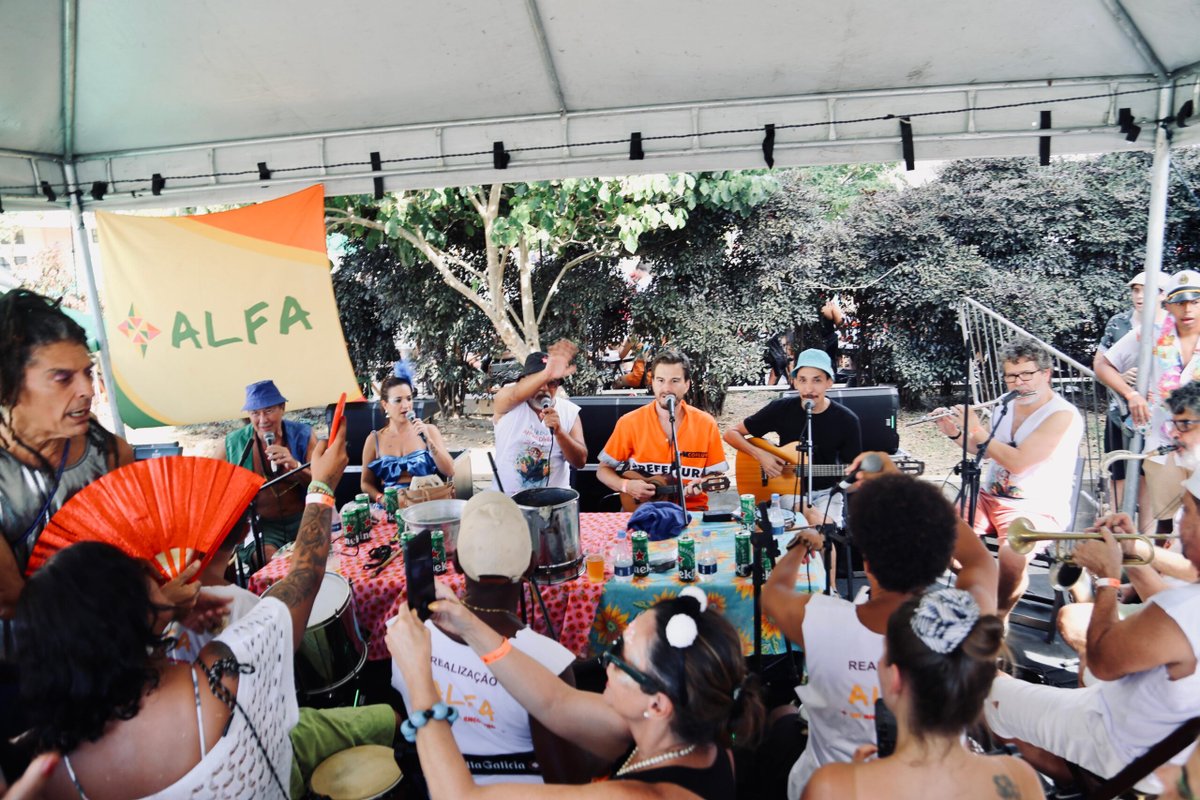 Al Farabi tem feijoada e samba no Carnaval do Rio