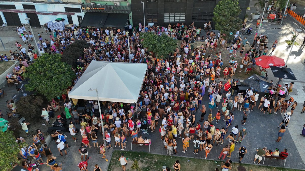 Al Farabi tem feijoada e samba no Carnaval do Rio