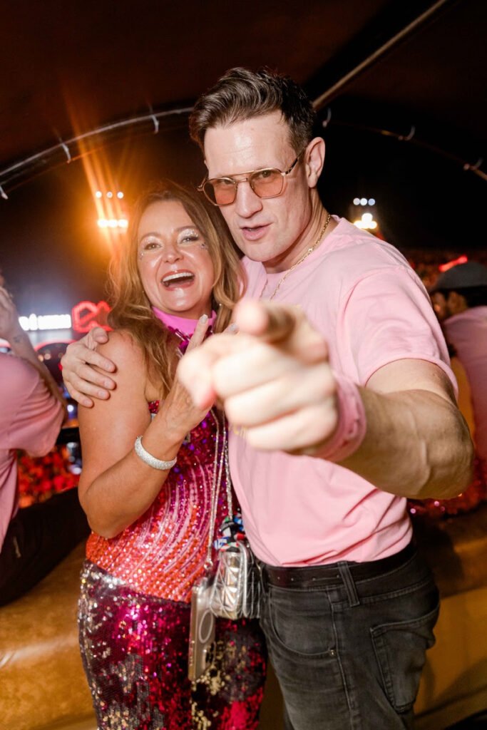 Matt Smith vibra em desfile no camarote Alma Rio