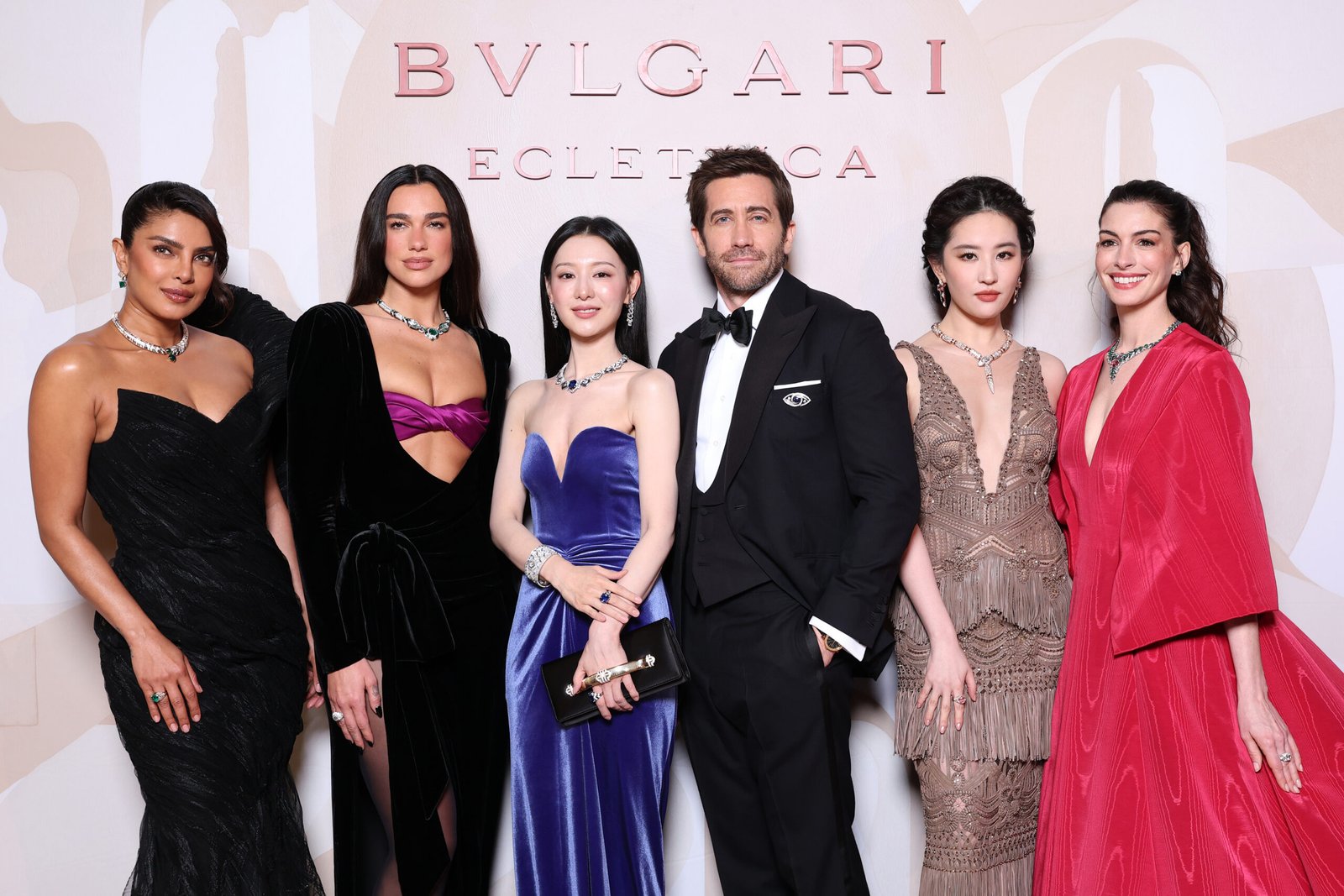 Bvlgari brilha com Dua Lipa e estrelas em Milão