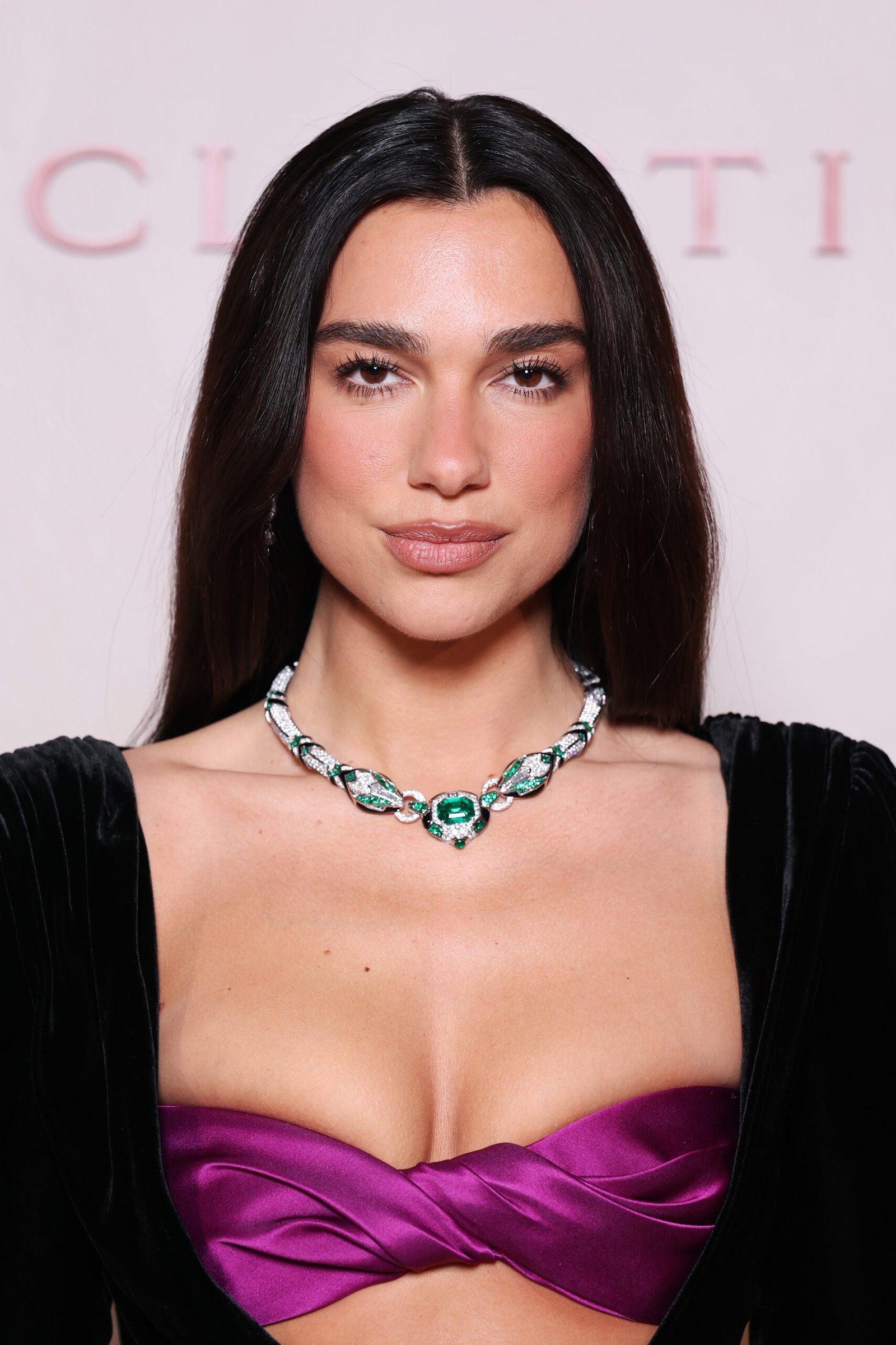 Bvlgari brilha com Dua Lipa e estrelas em Milão