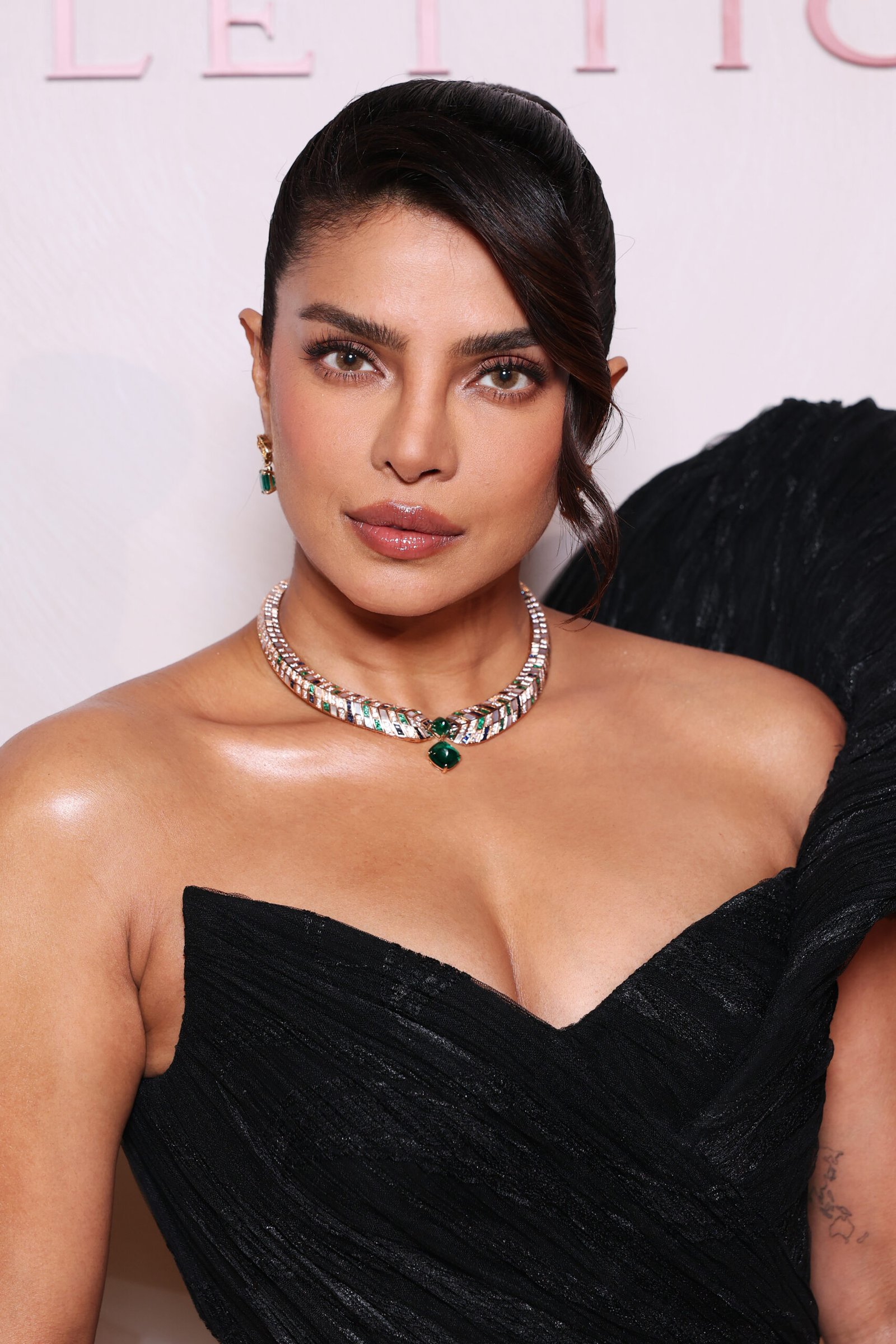 Bvlgari brilha com Dua Lipa e estrelas em Milão