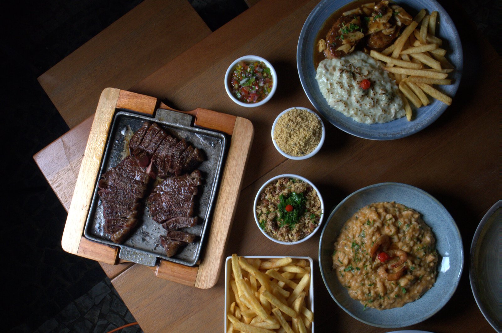 Orla Pub Gourmet celebra 1 ano com rodízio e música ao vivo