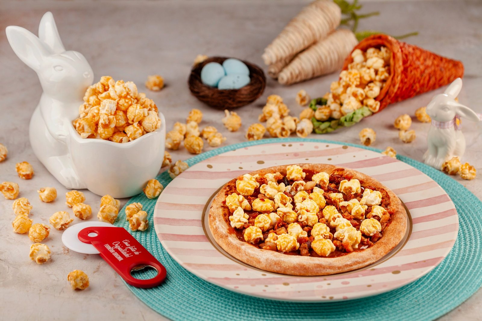 Forneria e Baurucas lançam pizza de pipoca na Páscoa