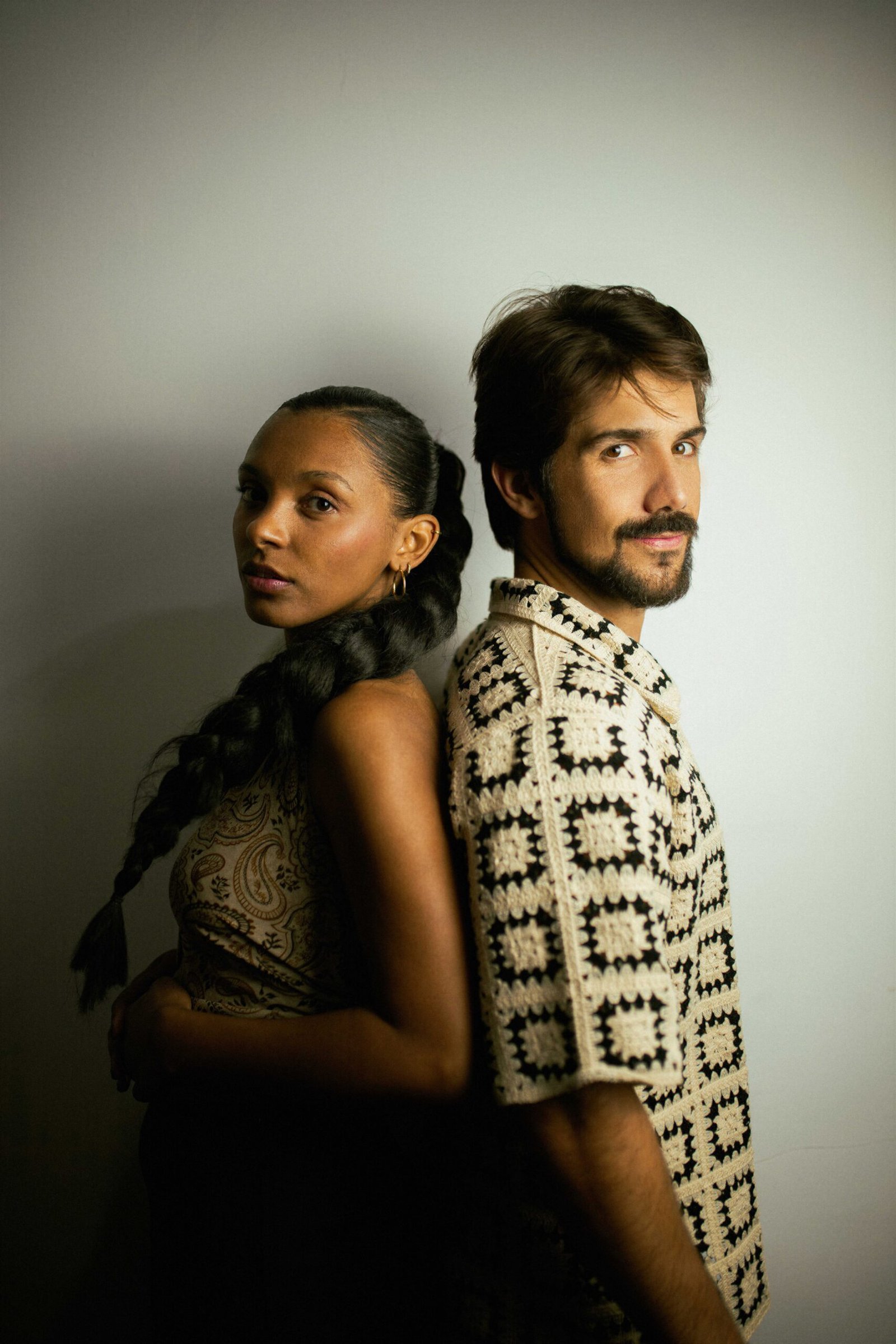 Gabriel Gonti lança clipe “Descomplica” com Anna Pêgo