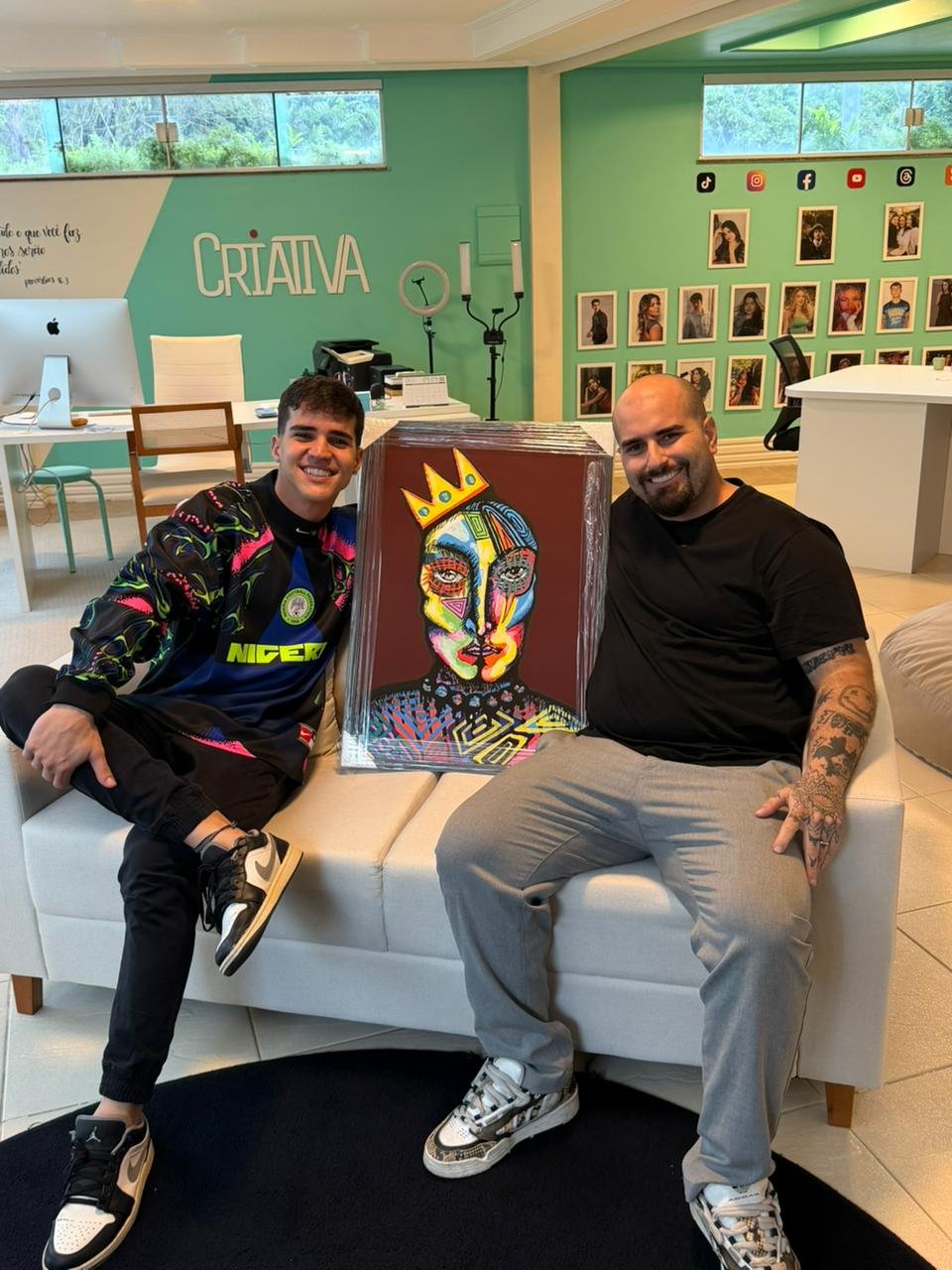 Pivetti presenteia Drico Alves com obra inédita na Criativa Imagem