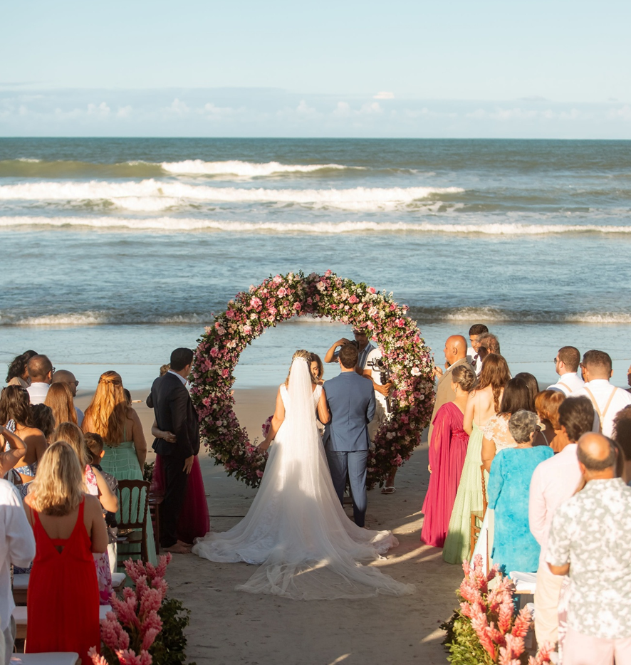 Casamento na praia em resorts ganha força entre casais