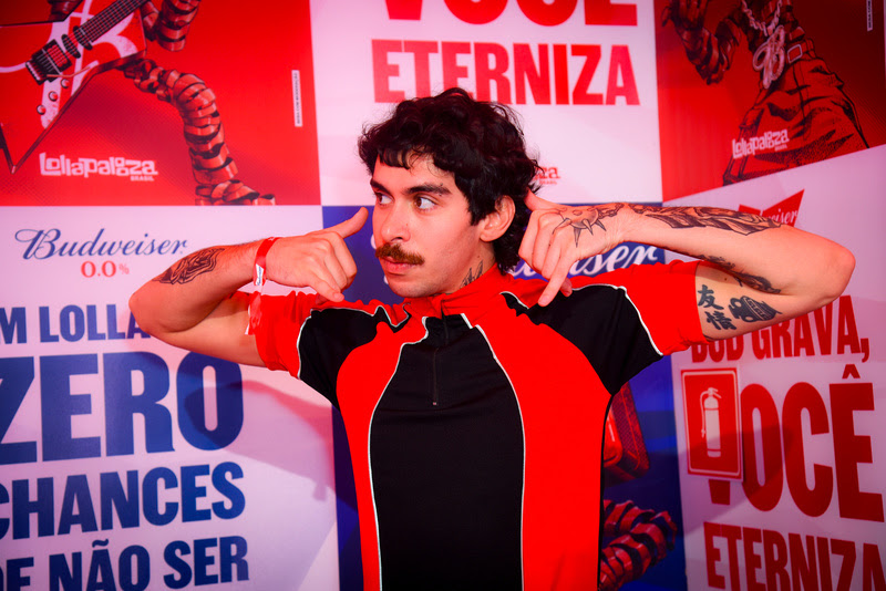 Fred Bruno e famosos agitam Espaço Bud no Lollapalooza 2026
