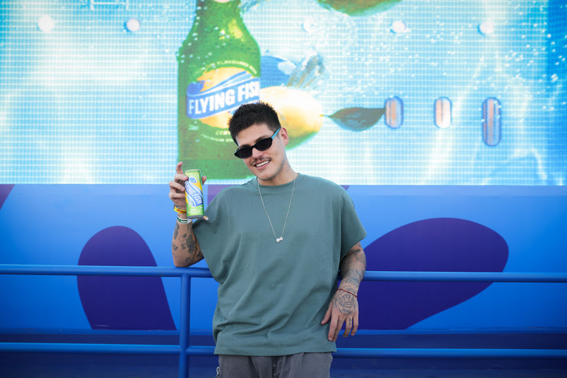 Anna Rita Cerqueira e famosos no stand Flying Fish do Lolla