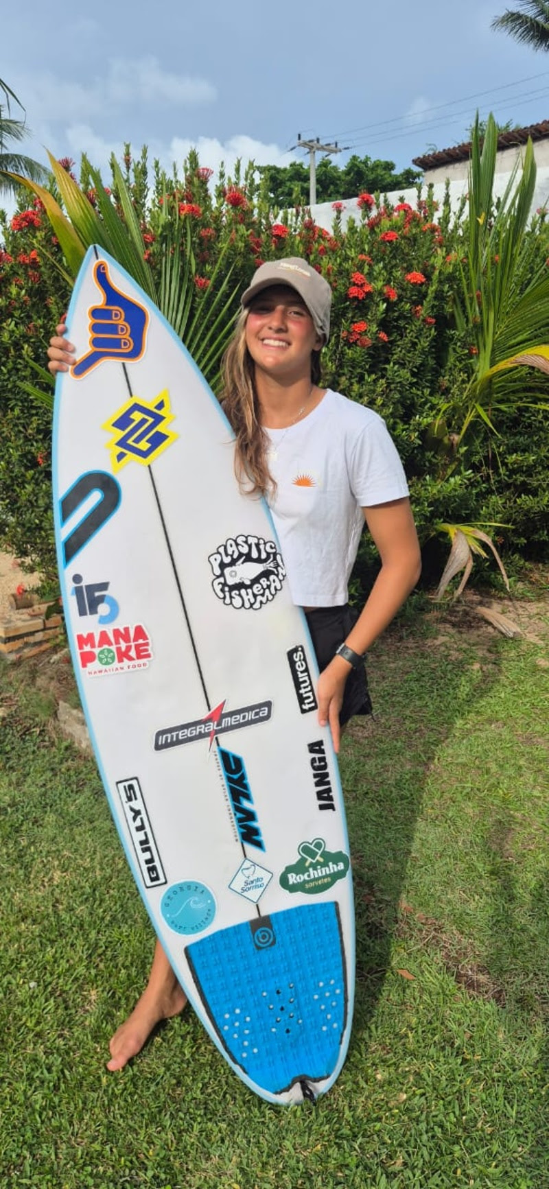 Mana Poke patrocina bicampeã Carol Bastides