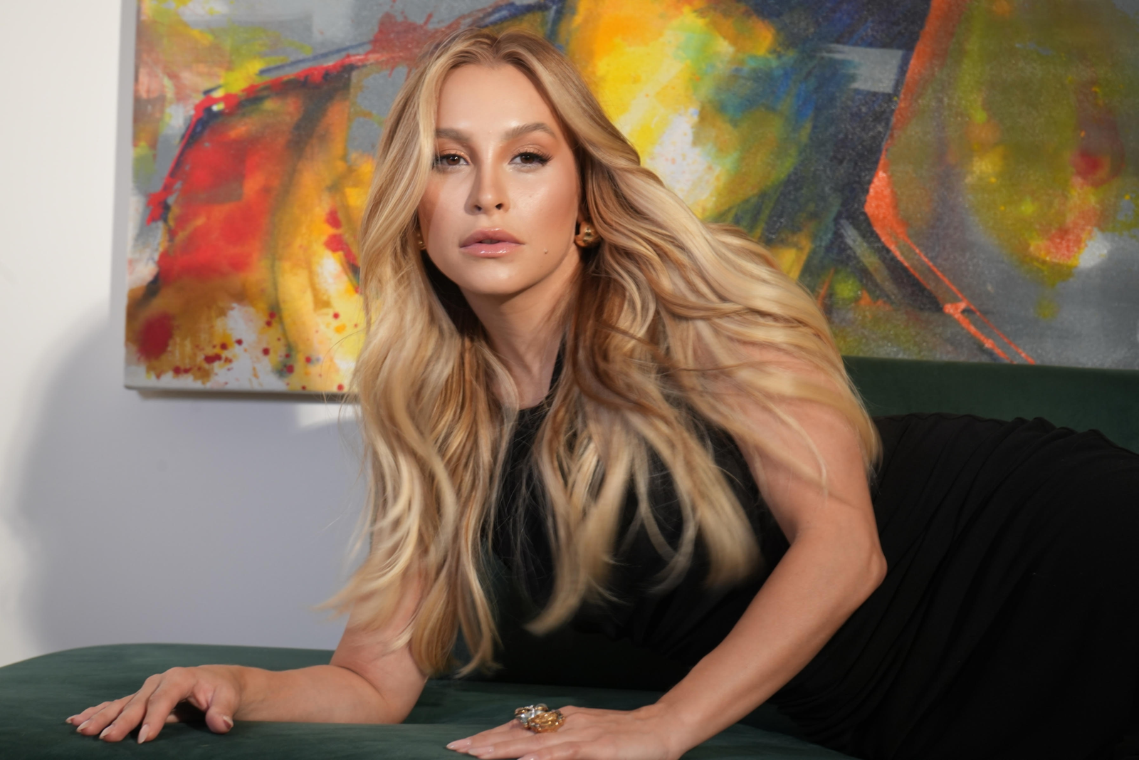 Carla Diaz loira como vilã no Globoplay