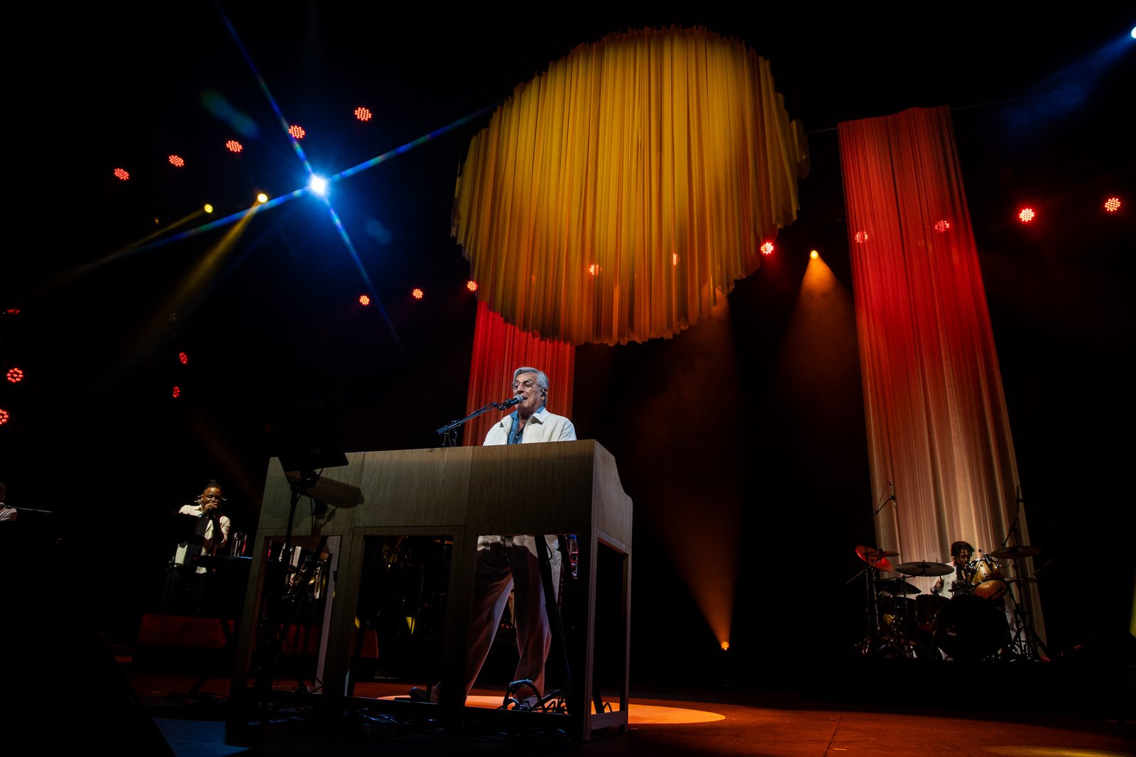 Abril agitado no Qualistage com humor, rock e MPB