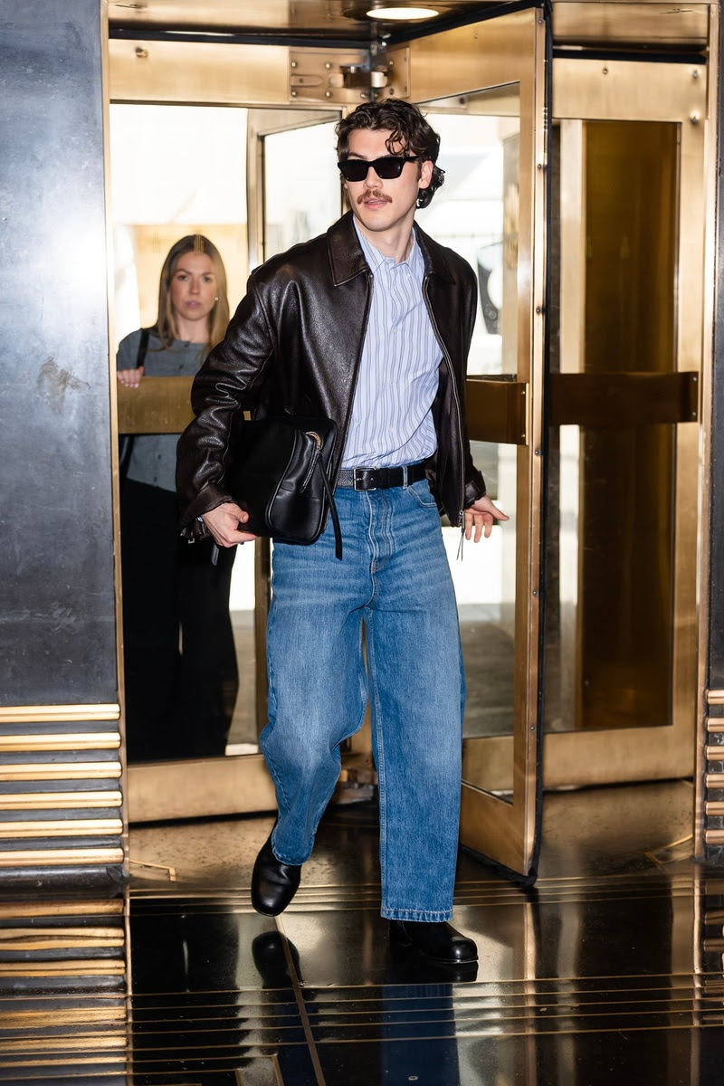 Jack Innanen brilha com look LOEWE em NY