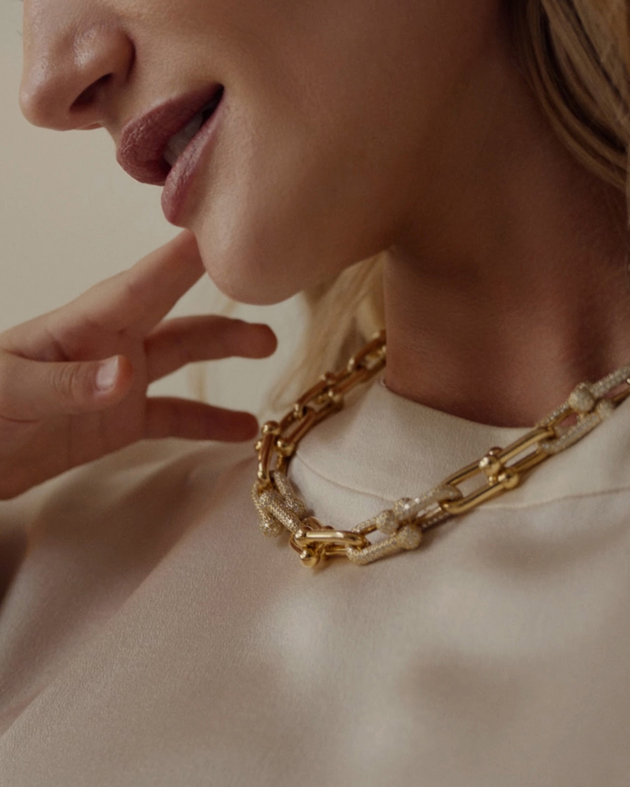 Tiffany lança campanha Dia das Mães com Rosie Huntington-Whiteley