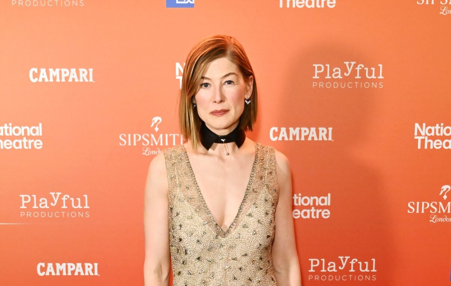 Rosamund Pike usa FENDI em evento em Londres