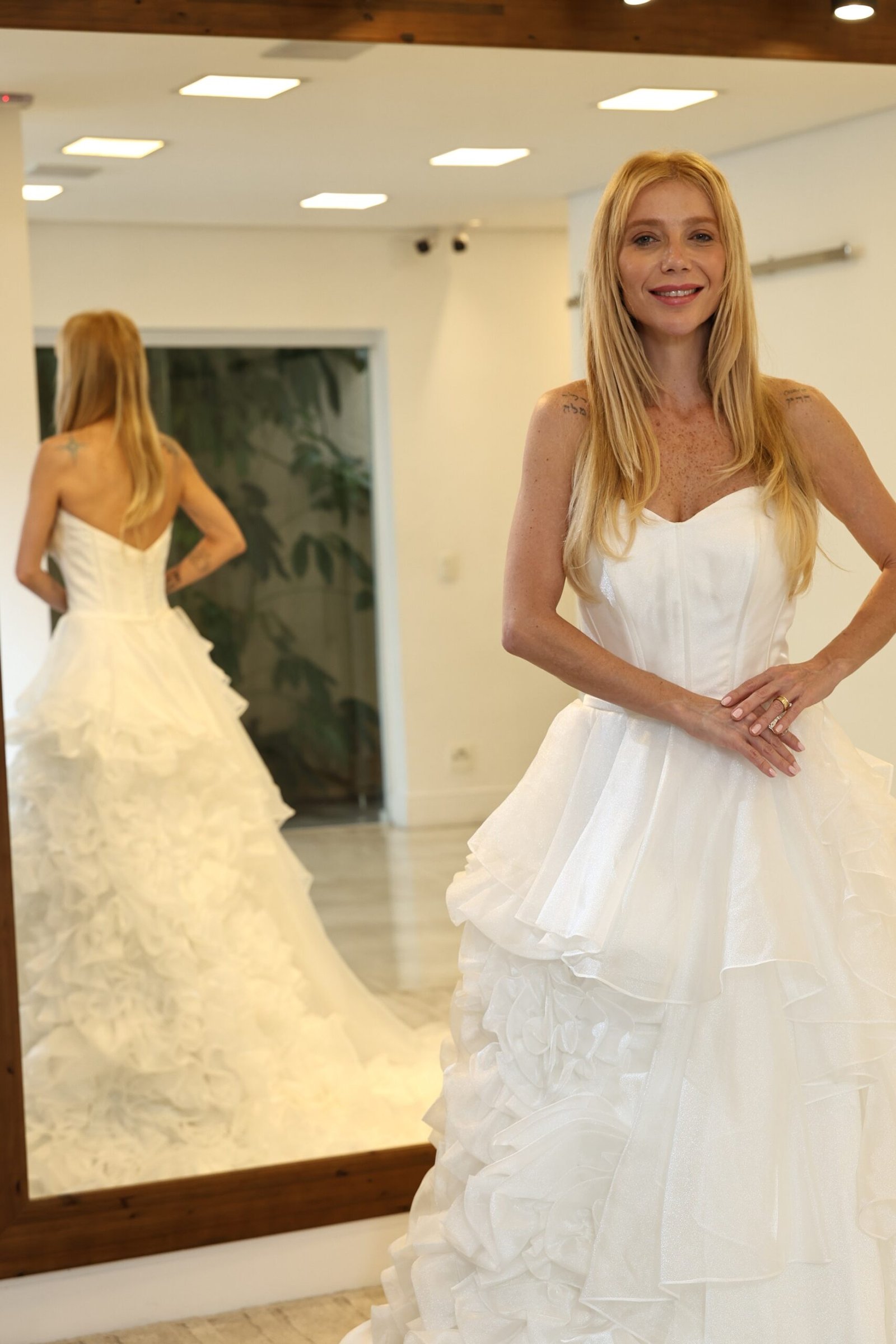 Luiza Possi e Renata Kuerten desfilam no Casar.com