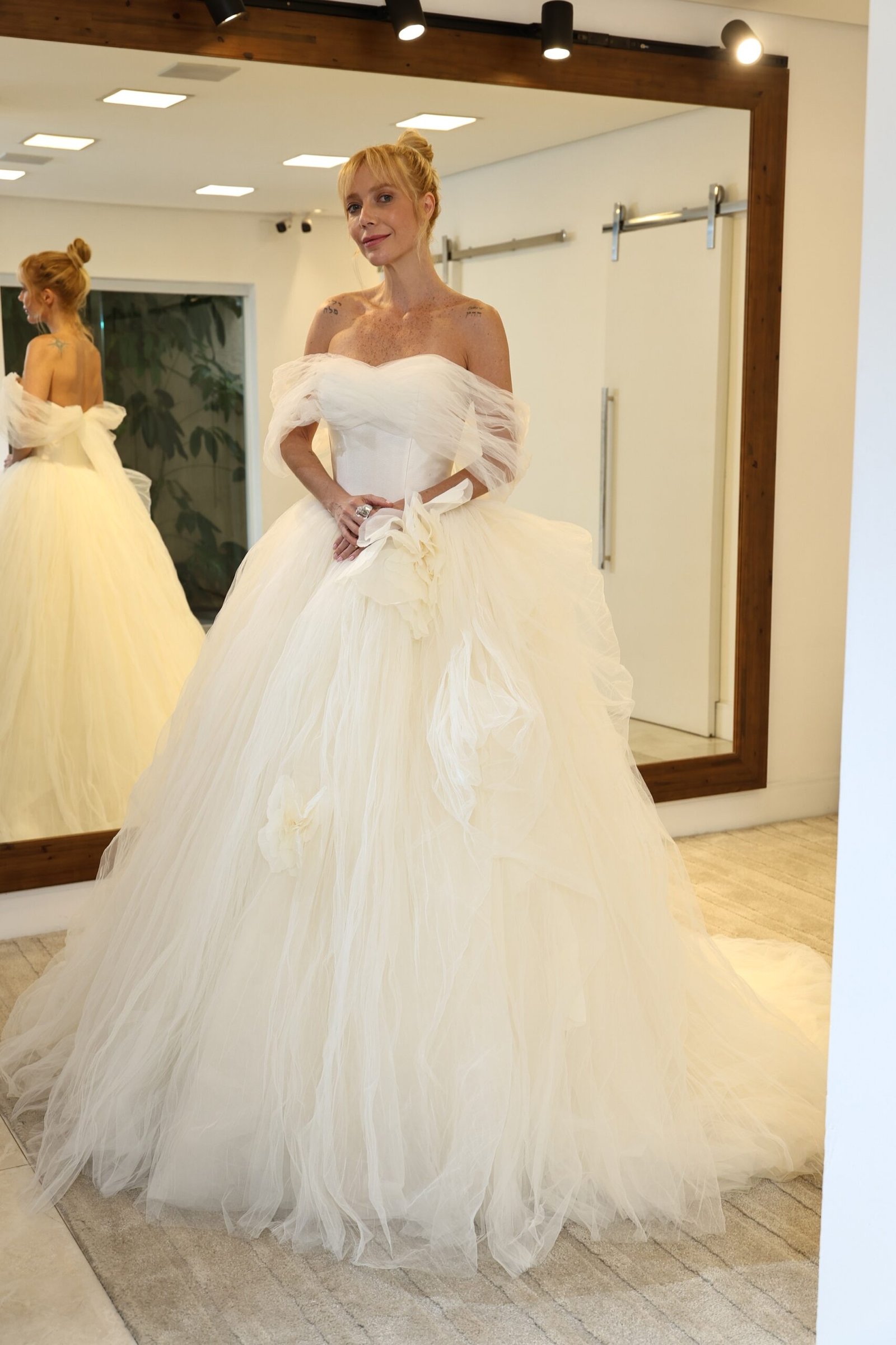 Luiza Possi e Renata Kuerten desfilam no Casar.com
