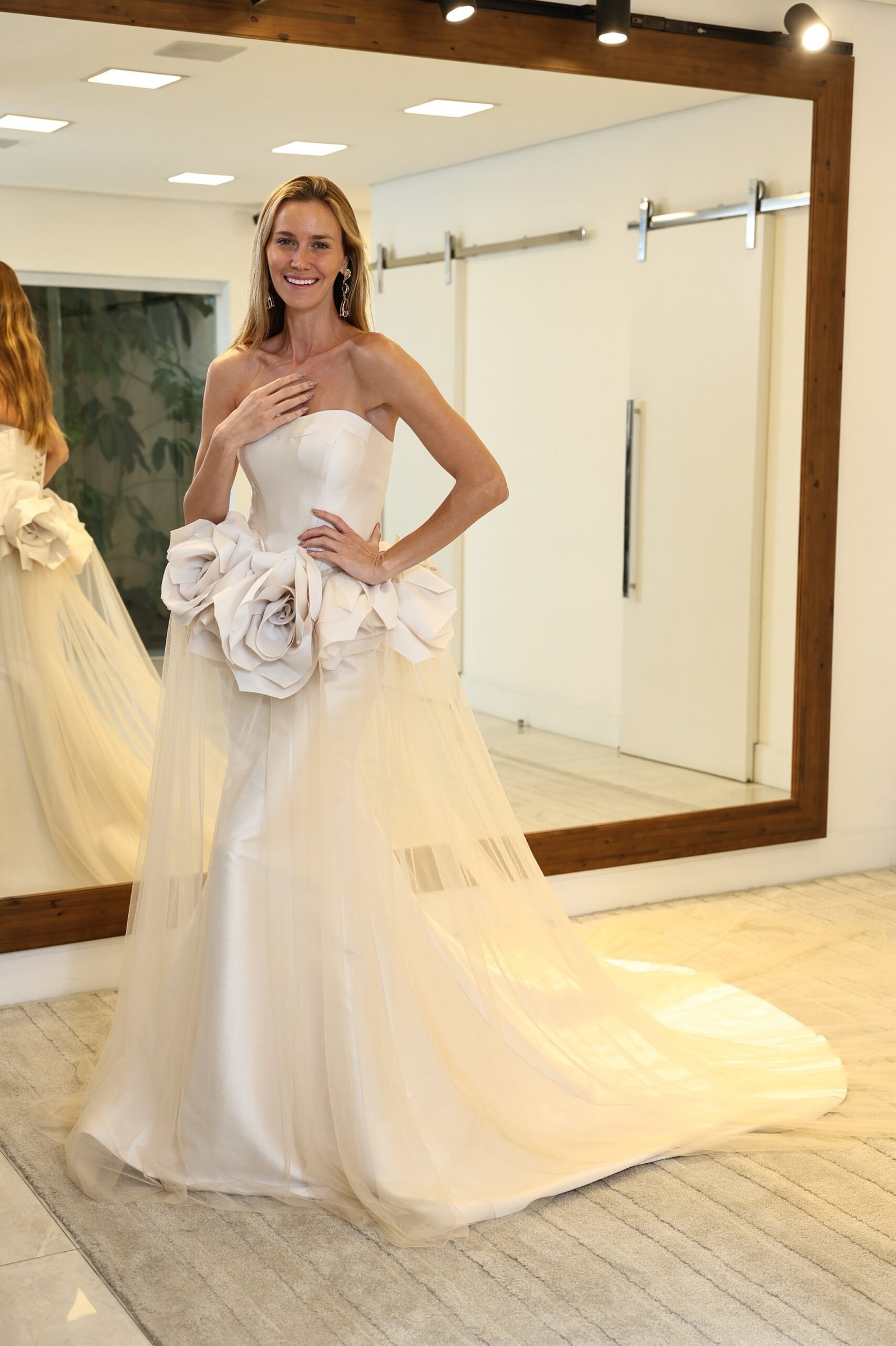 Luiza Possi e Renata Kuerten desfilam no Casar.com