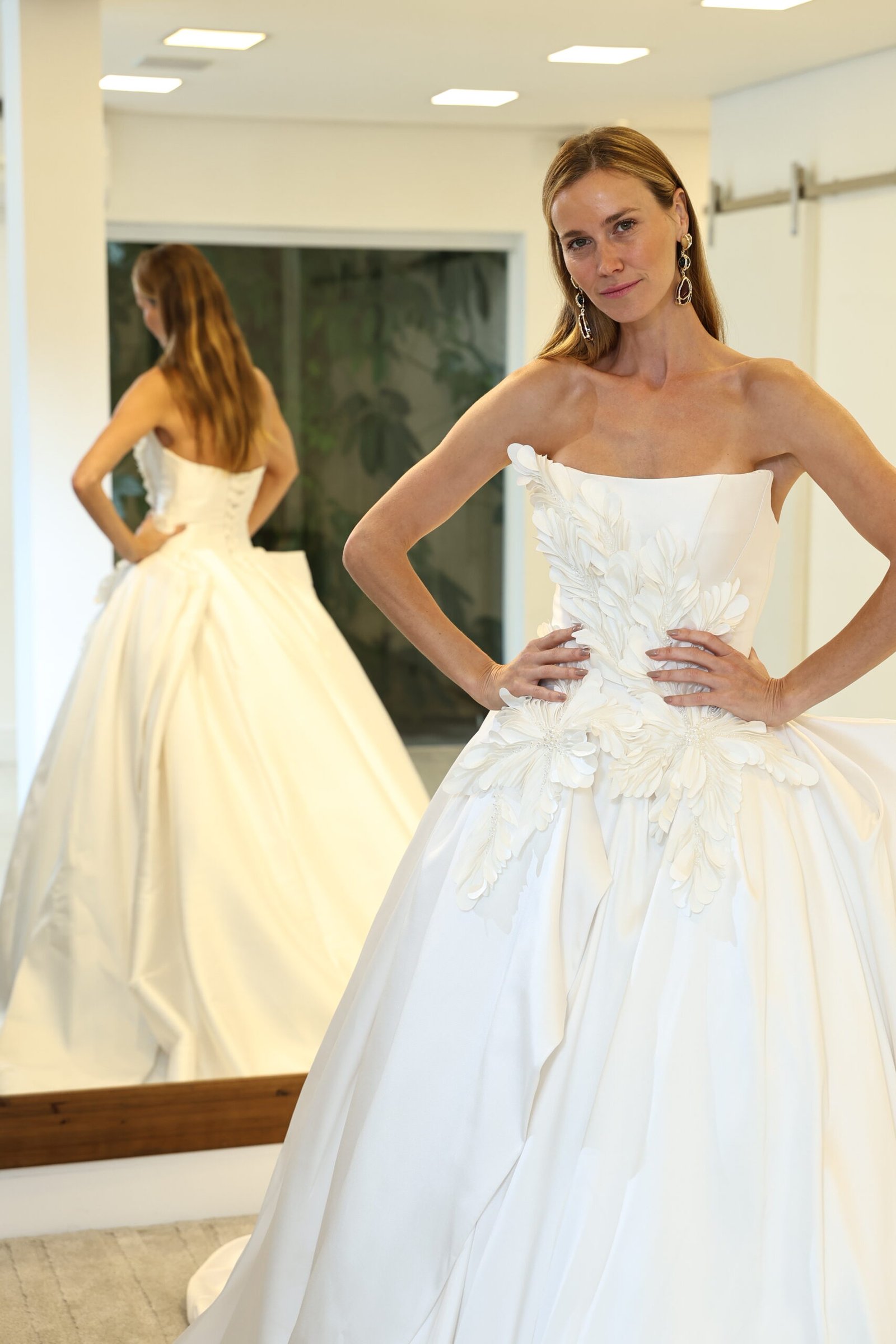 Luiza Possi e Renata Kuerten desfilam no Casar.com
