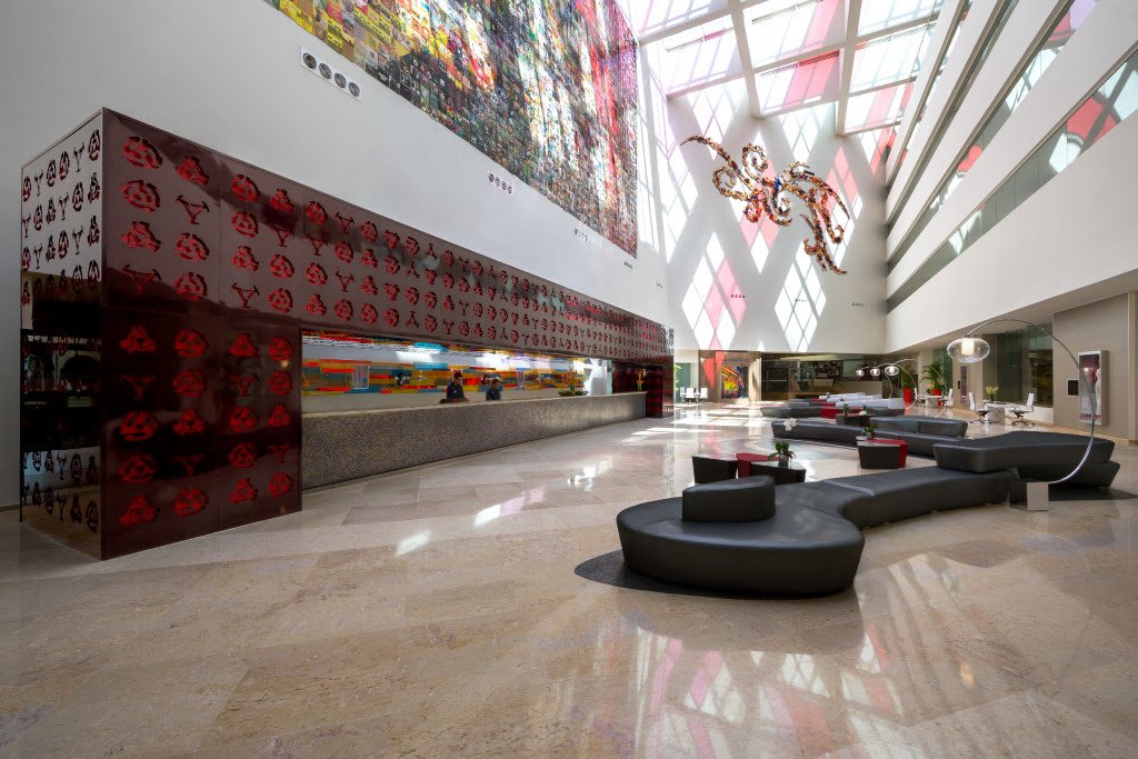 Hard Rock celebra Mês do Orgulho com experiências