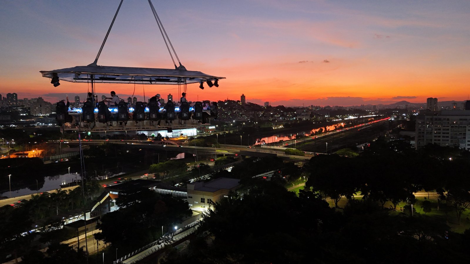 Dinner in the Sky abre às quintas e transmite a Copa