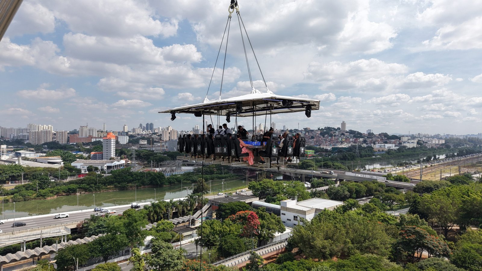 Dinner in the Sky abre às quintas e transmite a Copa
