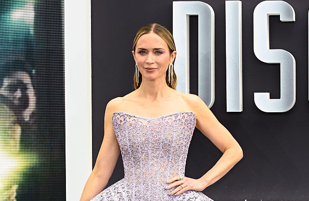 Emily Blunt usa Swarovski na estreia de “Disclosure Day”