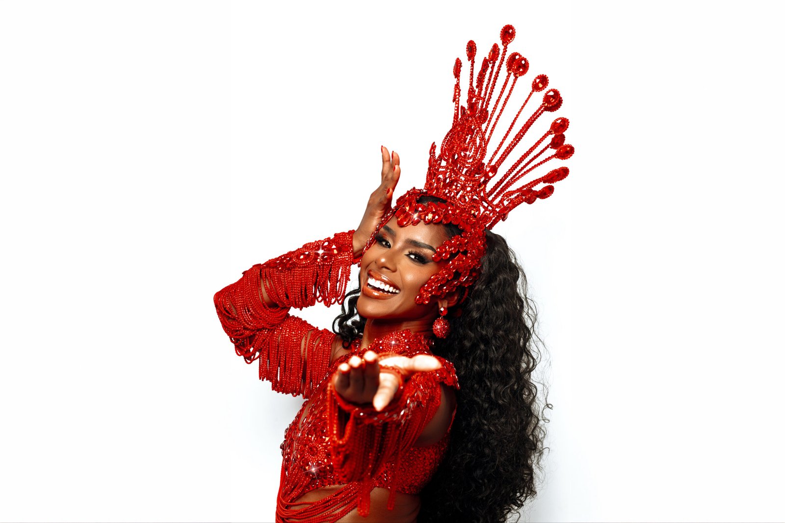 Viradouro coroa Bellinha como rainha de bateria