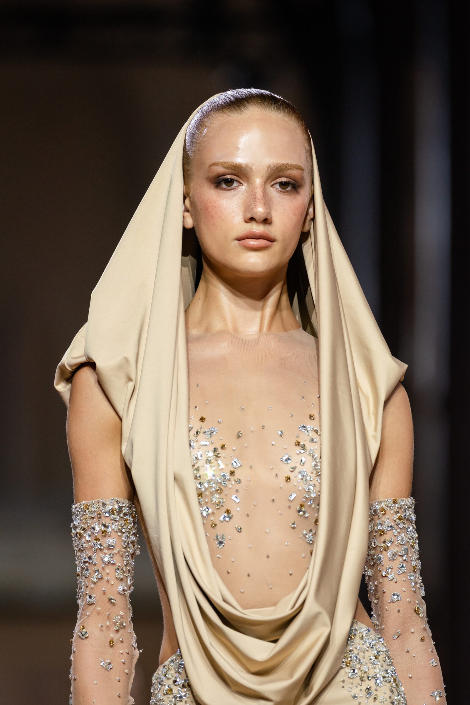 Alta-costura aposta em beleza criativa e dourado