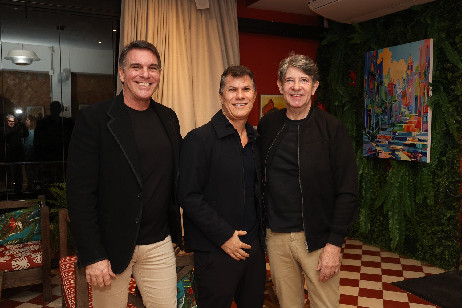 Abertura de exposição reúne convidados em Santa Teresa