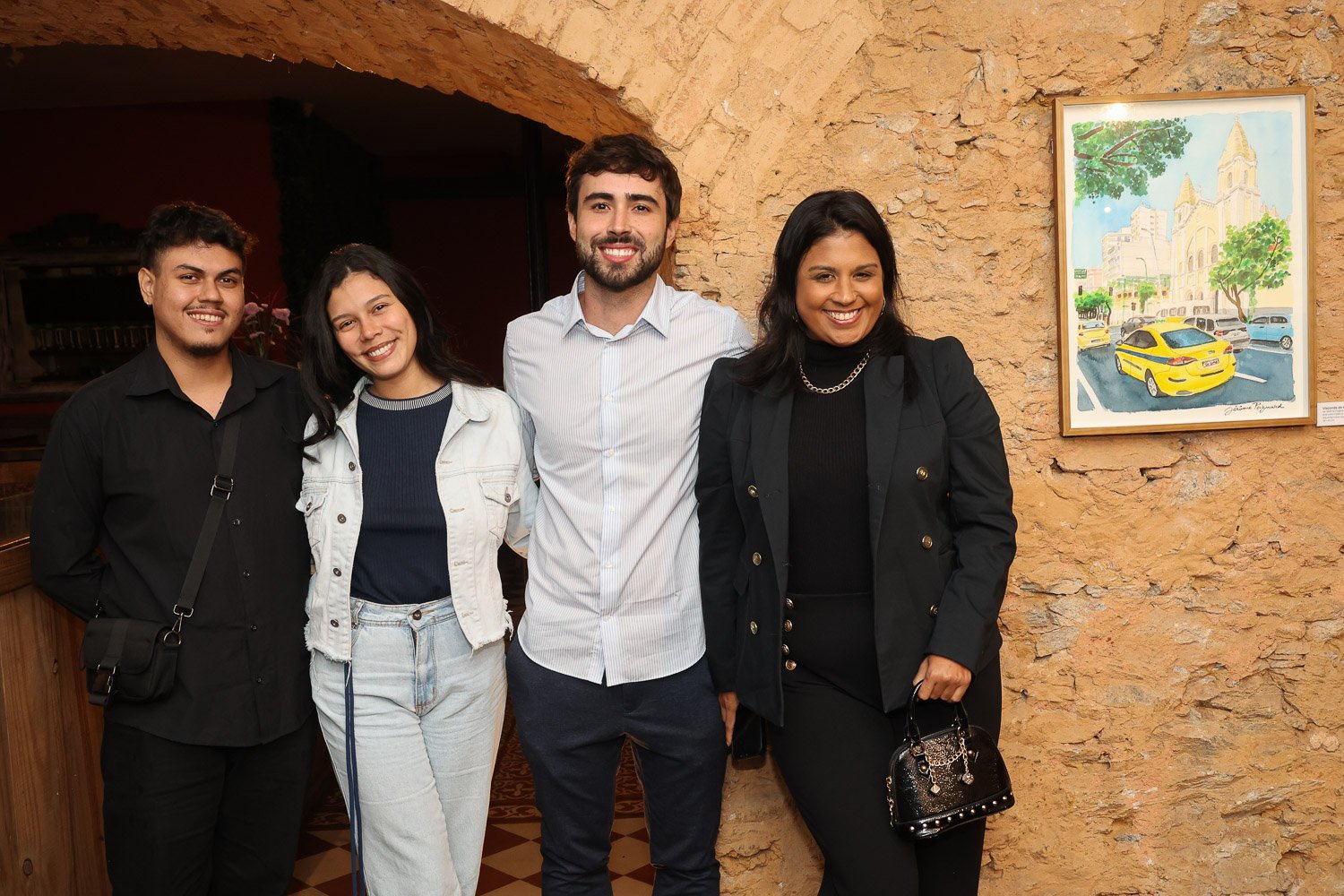 Abertura de exposição reúne convidados em Santa Teresa