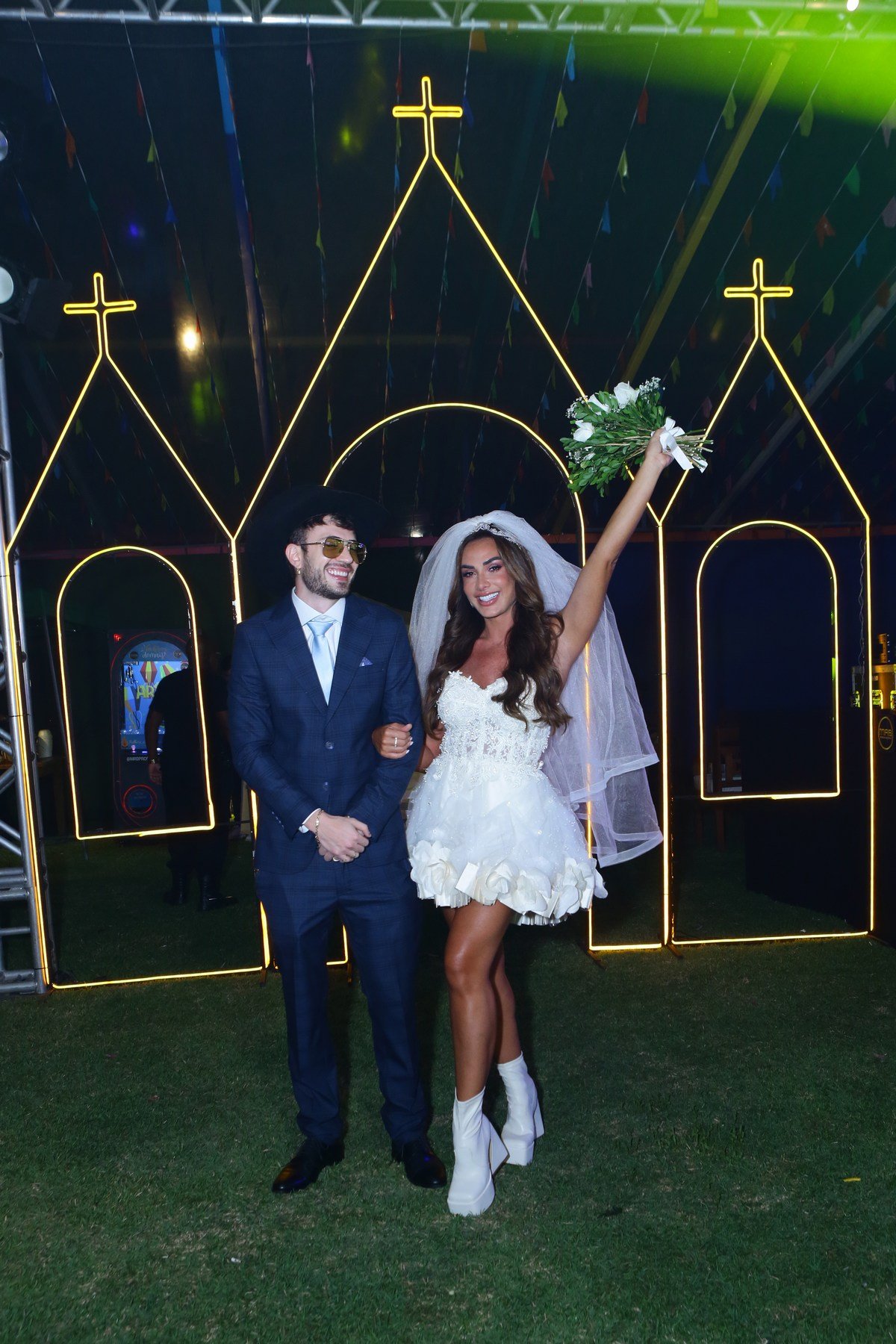 Nicole Bahls vira noiva em arraiá de Romário