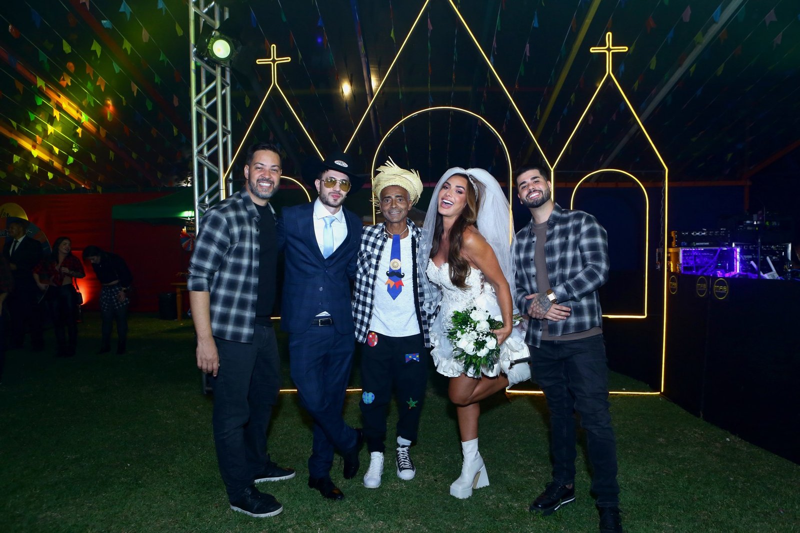 Nicole Bahls vira noiva em arraiá de Romário