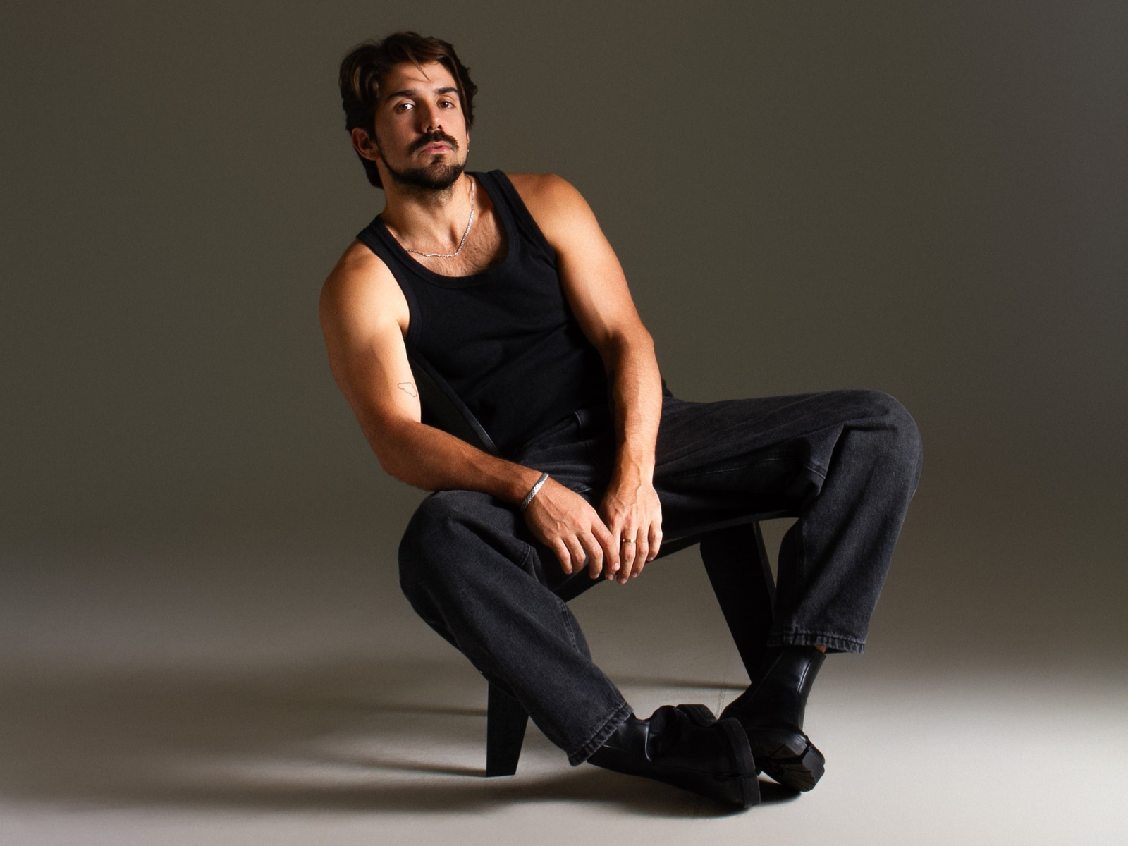 Gabriel Gonti lança show ao vivo de “De Perto”