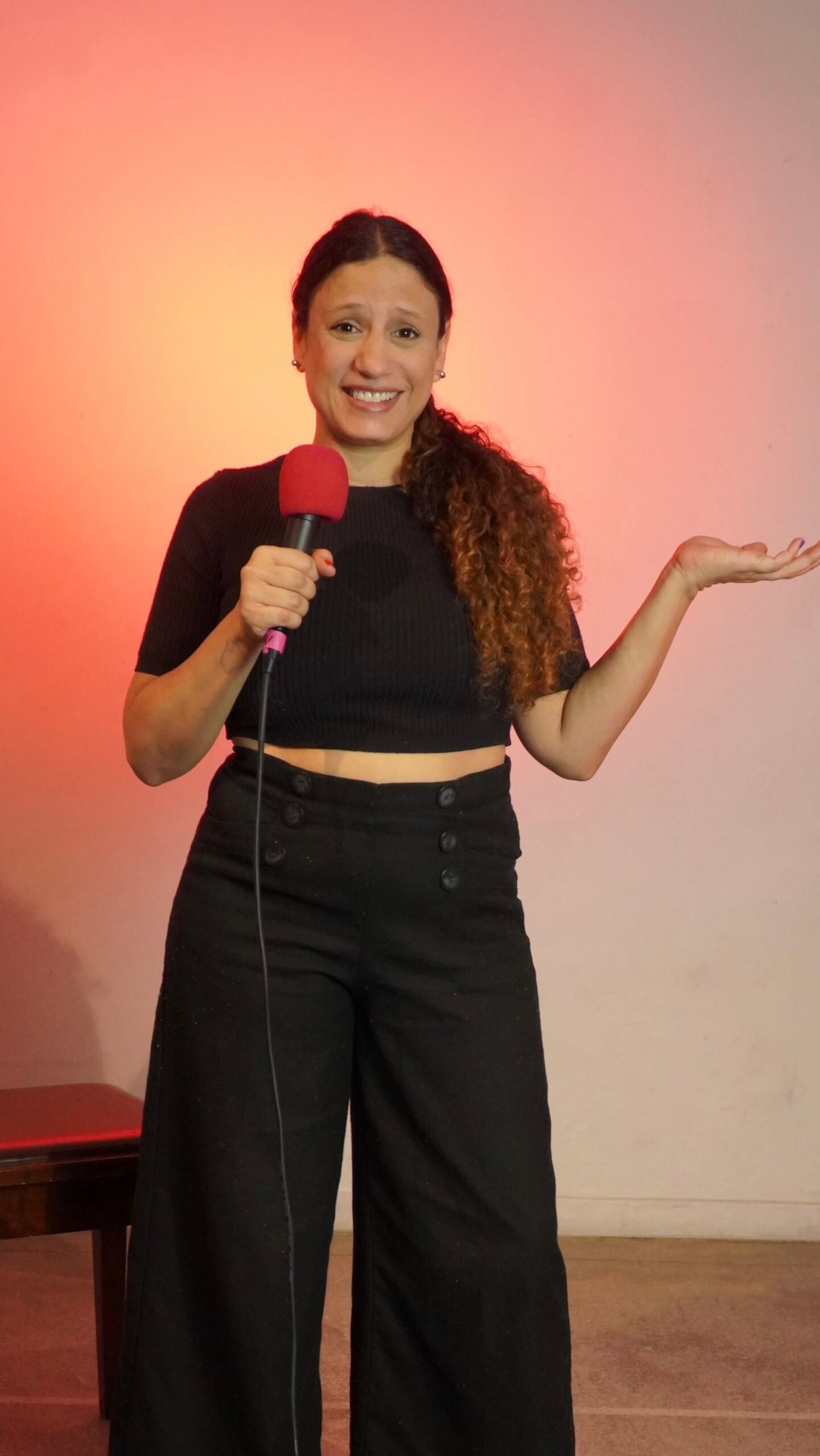 Natália Régia estreia comédia sobre terapia com IA
