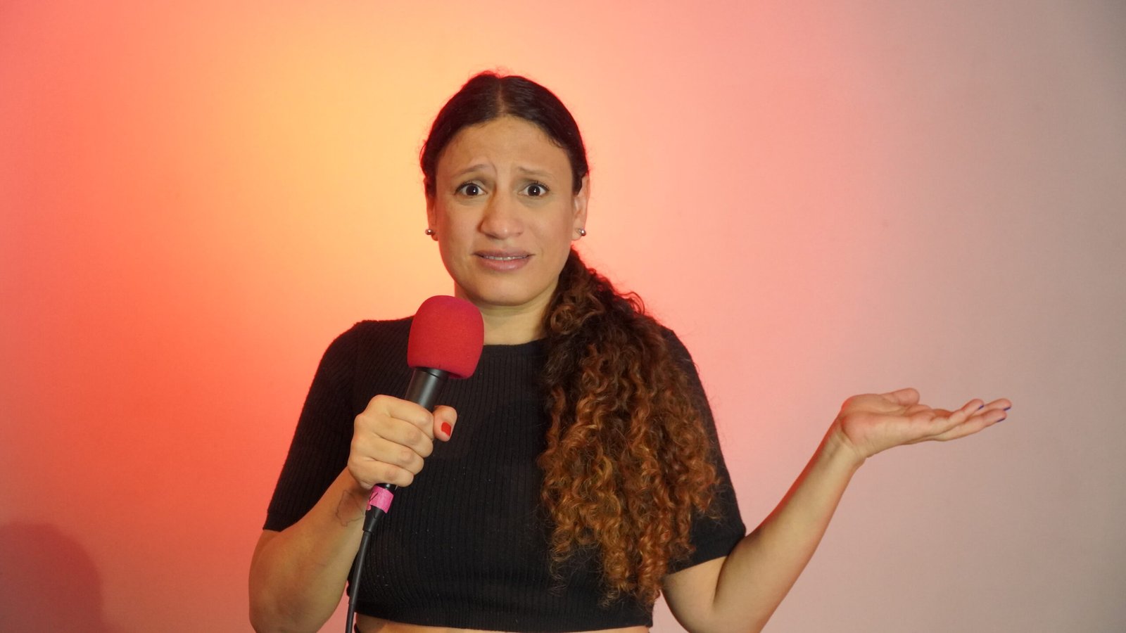 Natália Régia estreia comédia sobre terapia com IA