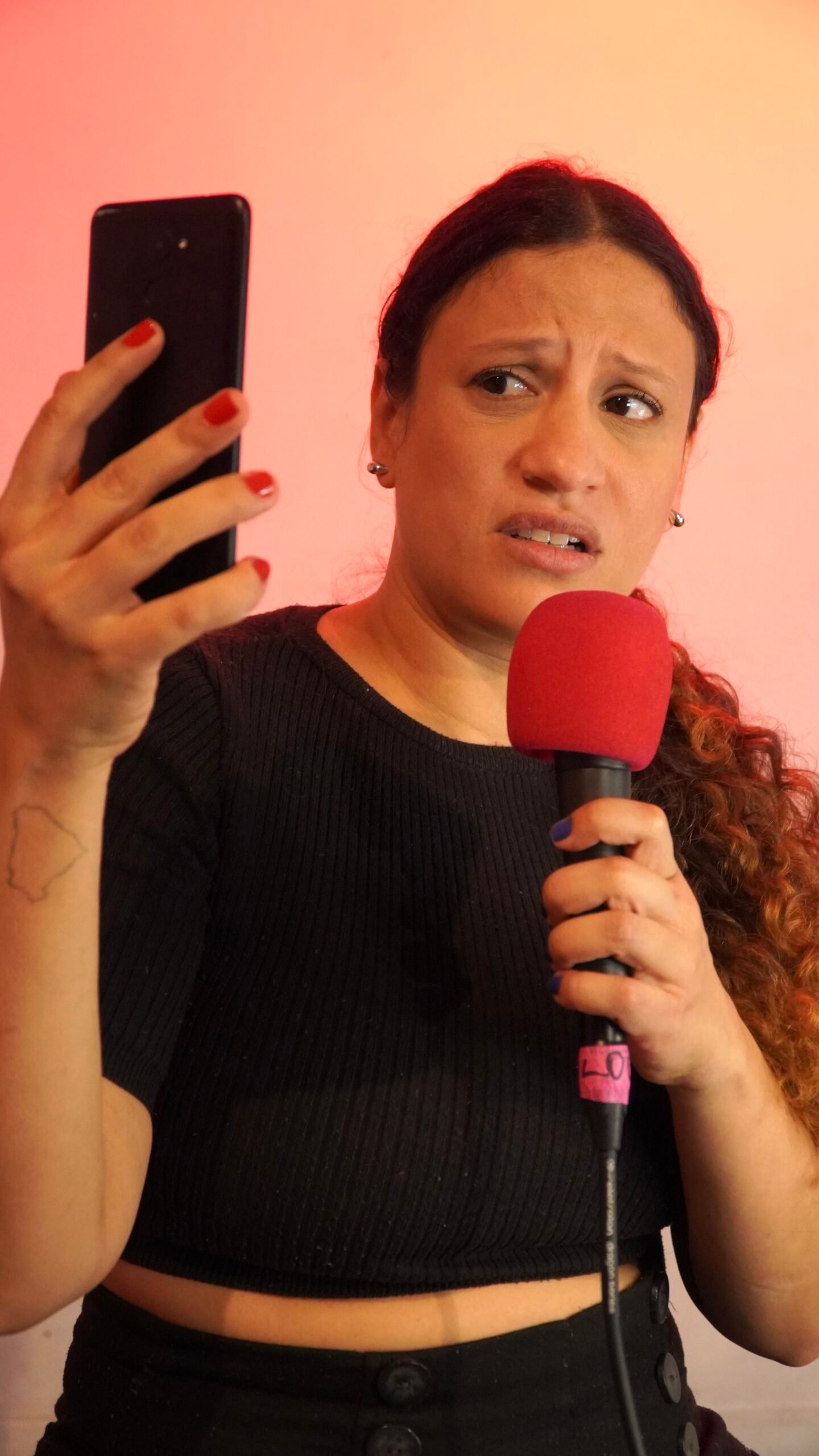 Natália Régia estreia comédia sobre terapia com IA