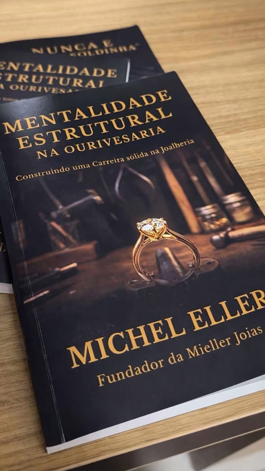 Michel Eller lança livro sobre carreira na ourivesaria