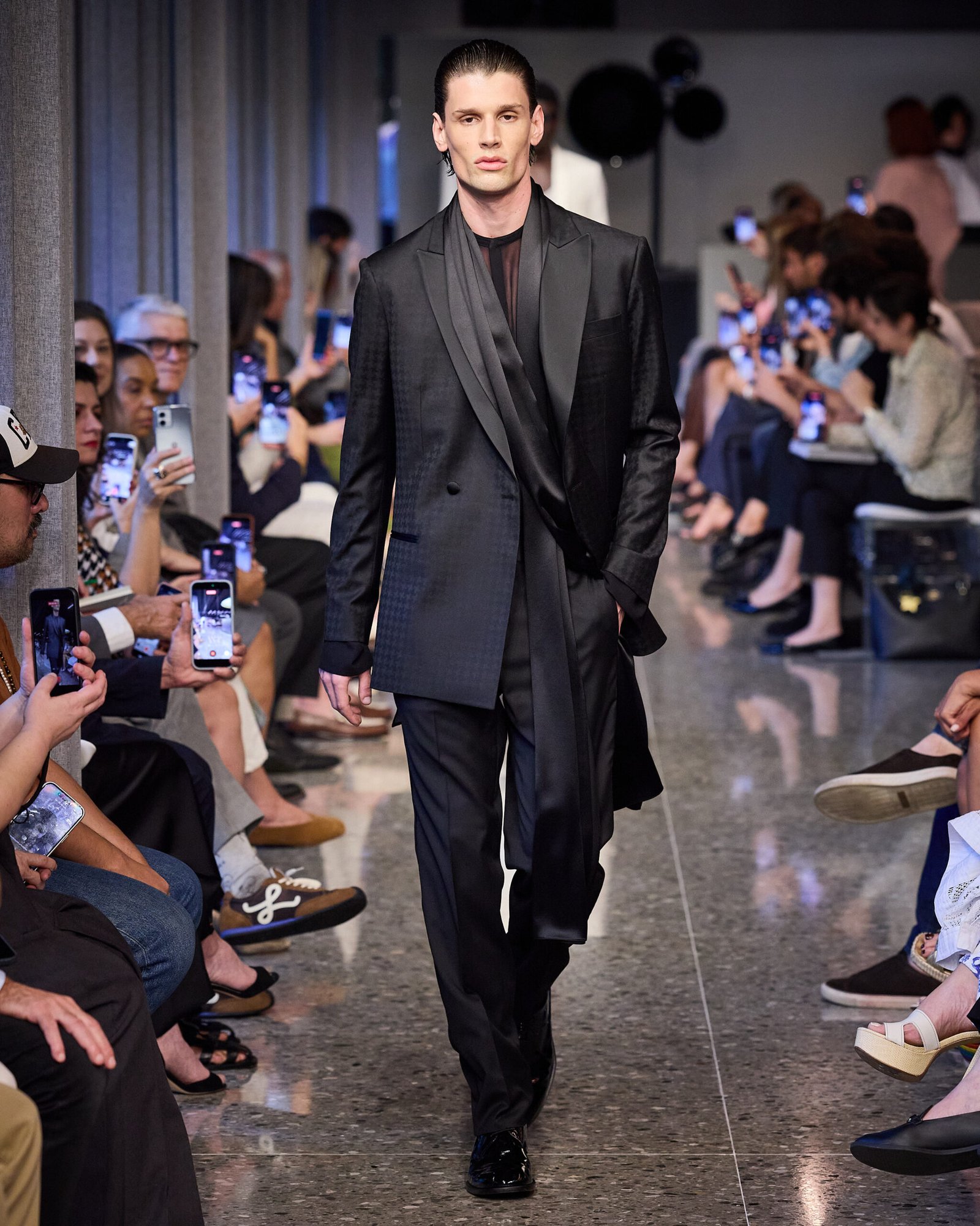 Ricardo Almeida celebra 30 anos com desfile “Raízes”