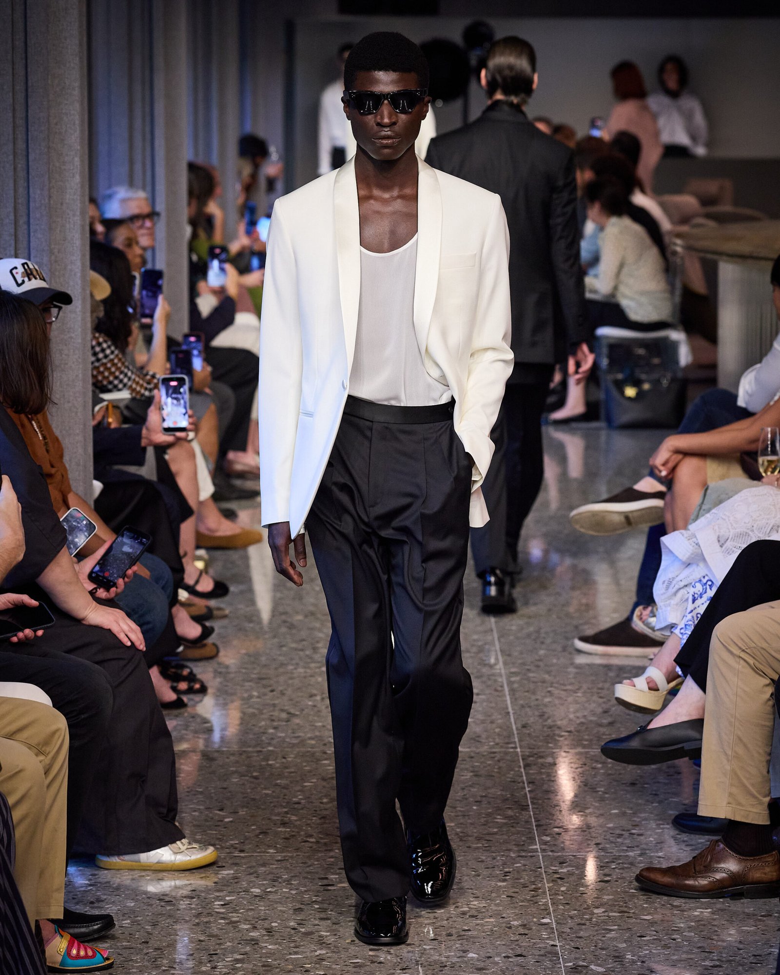 Ricardo Almeida celebra 30 anos com desfile “Raízes”
