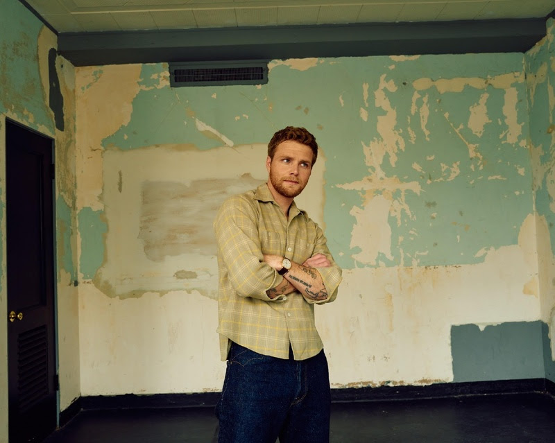 Alex Warren transforma dor em WILDCHILD