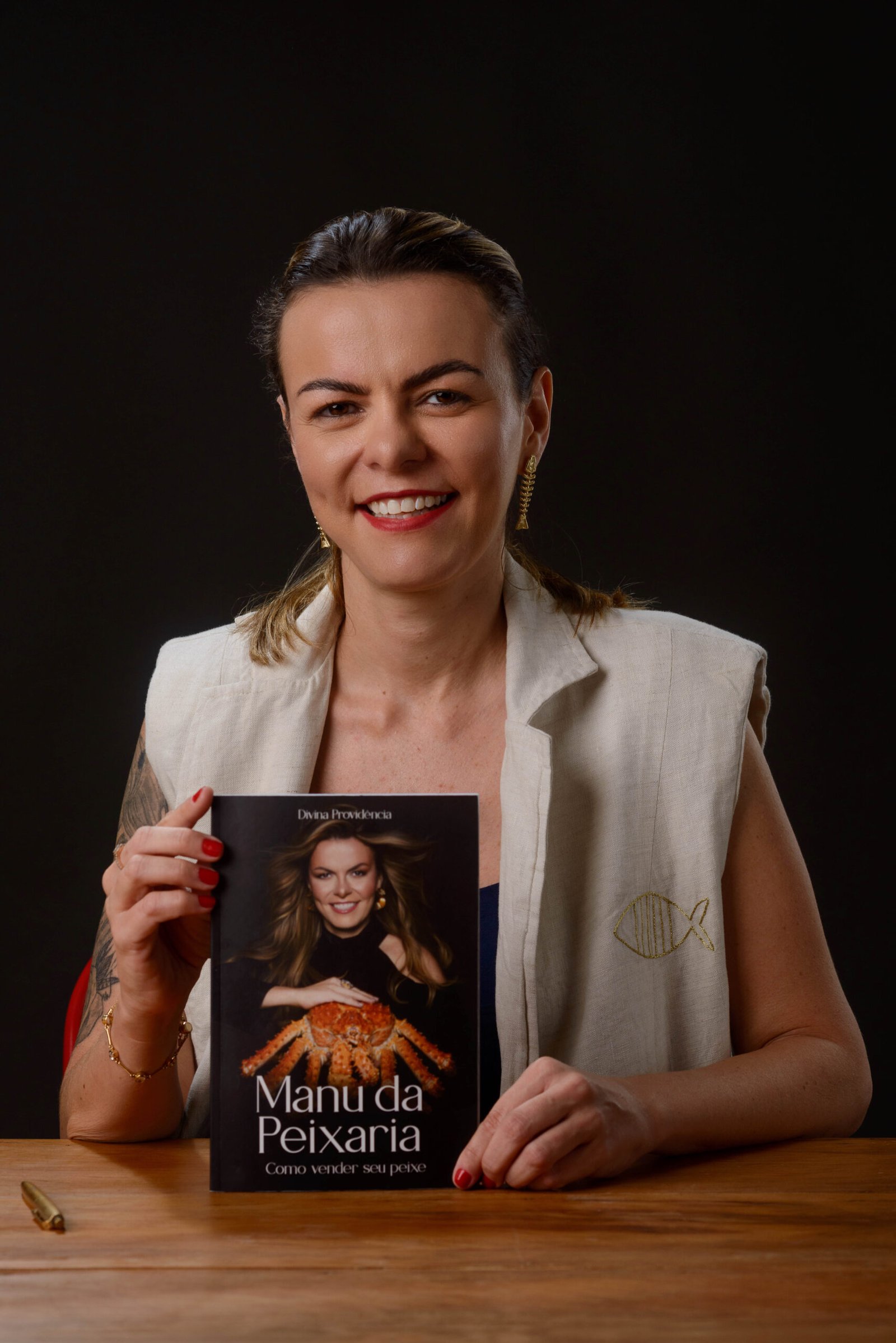 Manu da Peixaria leva seu primeiro livro para a Bienal do Livro de São Paulo
