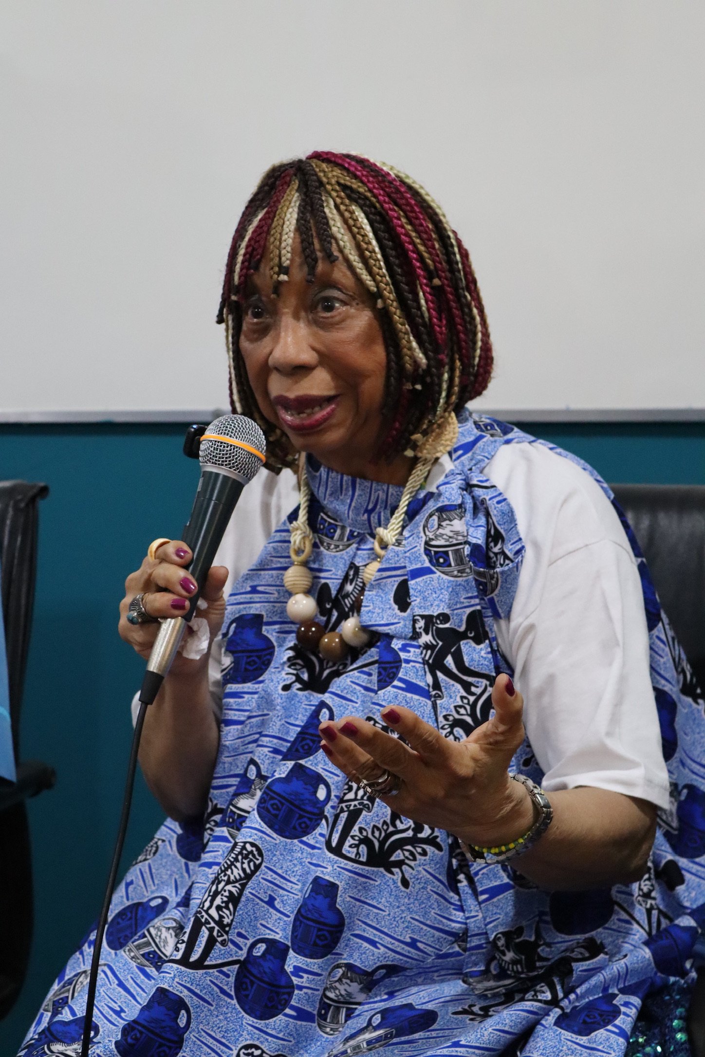 Biblioteca Maju Coutinho recebe estreia de Helena Theodoro